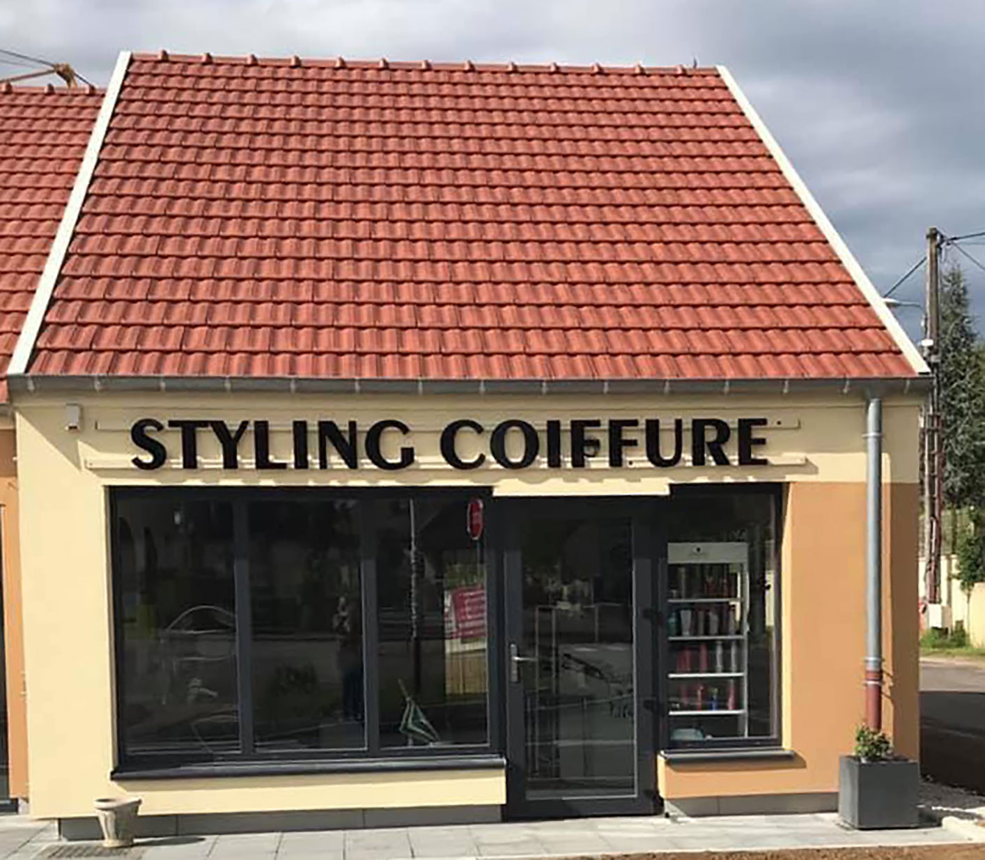 coiffeuse-devanture-salon-coiffure-etuz